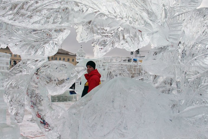 В Костроме создали киногероев из снега и льда